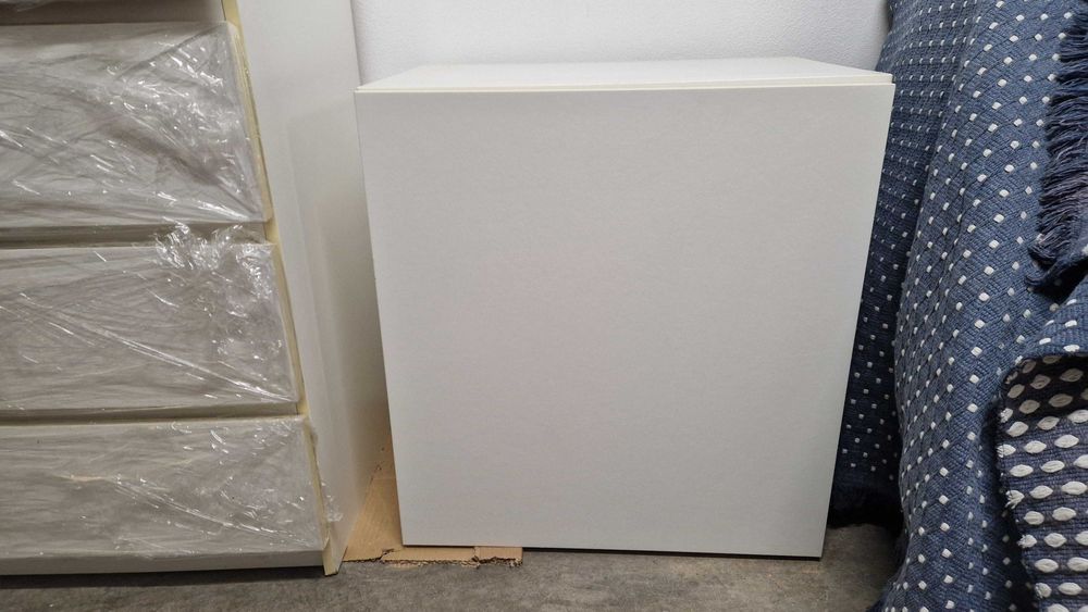 Movel Ikea Besta com 1 porta e 2 parteleiras