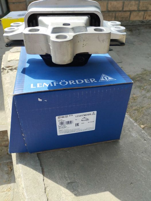 Опора двигуна ліва LEMFORDER 33144