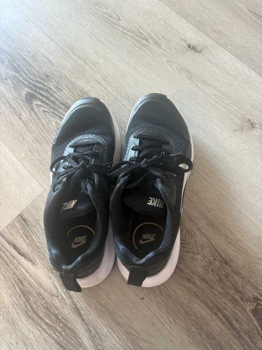 ténis pretos nike quase novos 36