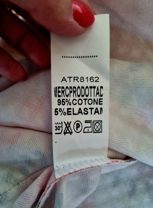 Casaco comprido com corações vermelhos em fundo branco.  TU