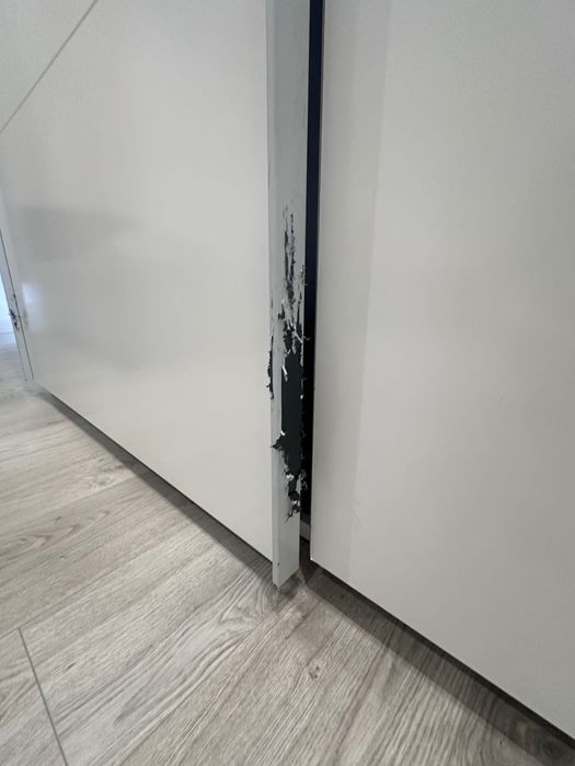 Biała przesuwna szafa