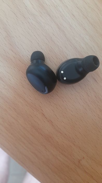 Fones bluetooth sem fios.
