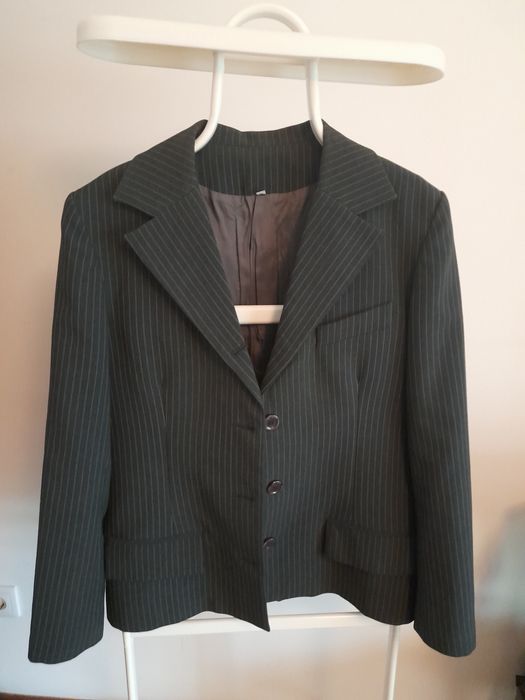 Fato:casaco e calças cinzento escuro comrisca cinzenta