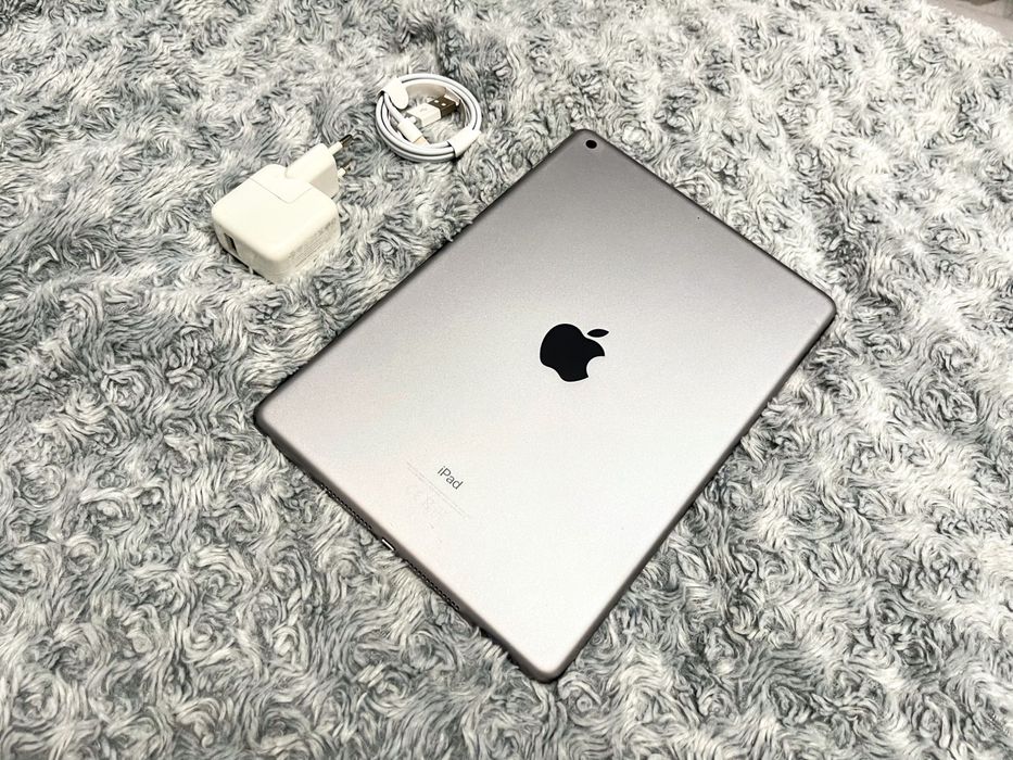 IPad 5 (32 gb) wi-fi, отличное состояние + стекло! А1822