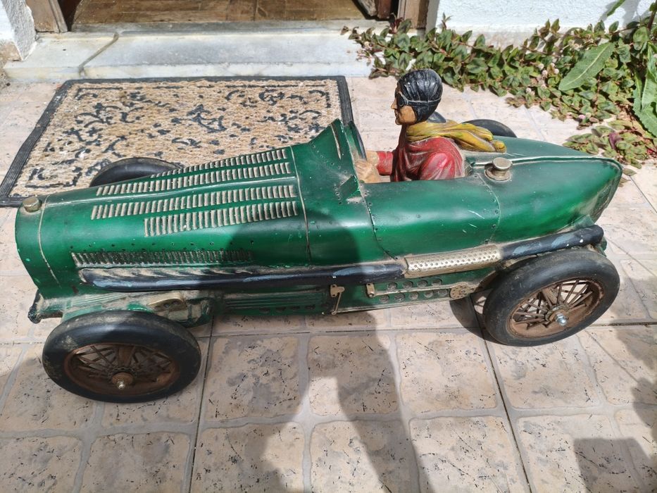 Modelo de carro de corrida artesanal dos anos 1950