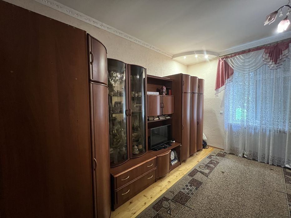 Продаж двох будинків у одному дворі.