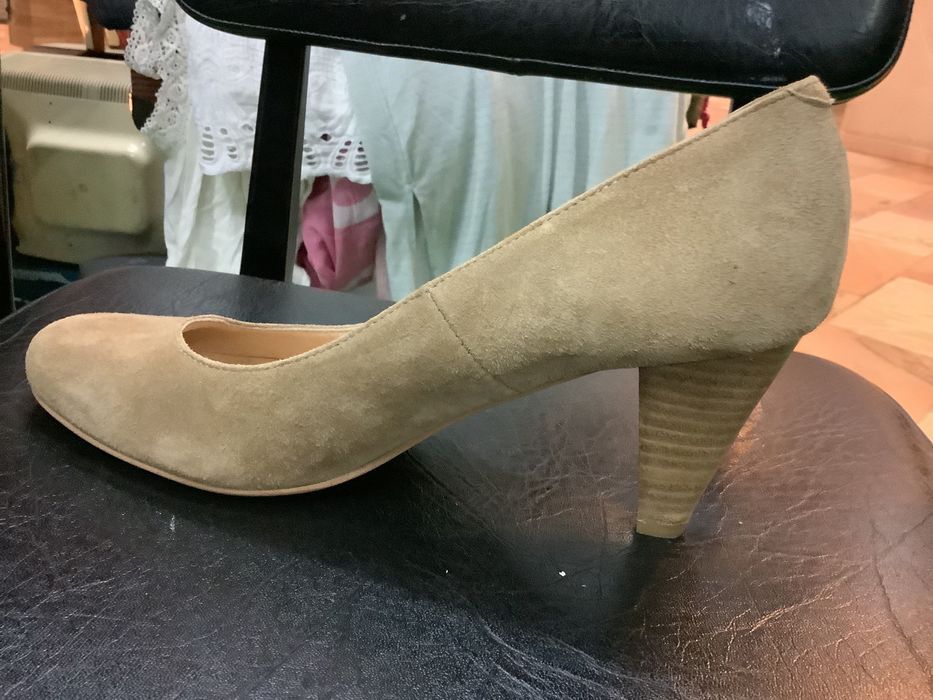 Sapatos de camurça como novos.