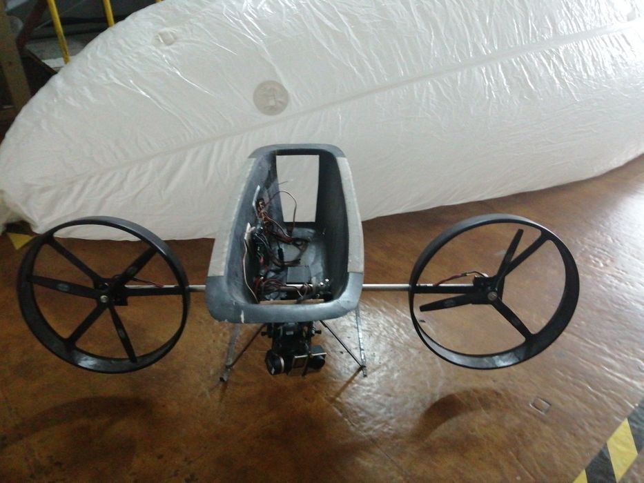 Dirigível radio controlado.422806985617582084