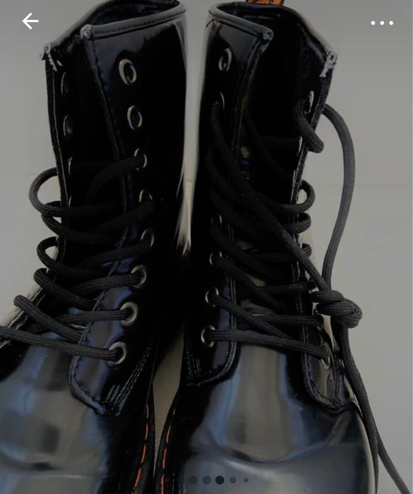 Botins pretos com atacadores e tacão alto