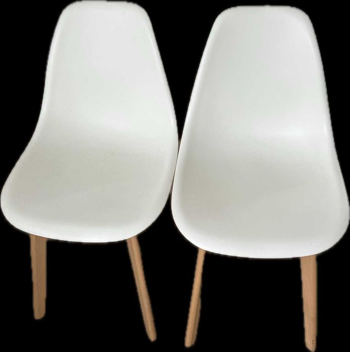 Cadeiras modernas em creme