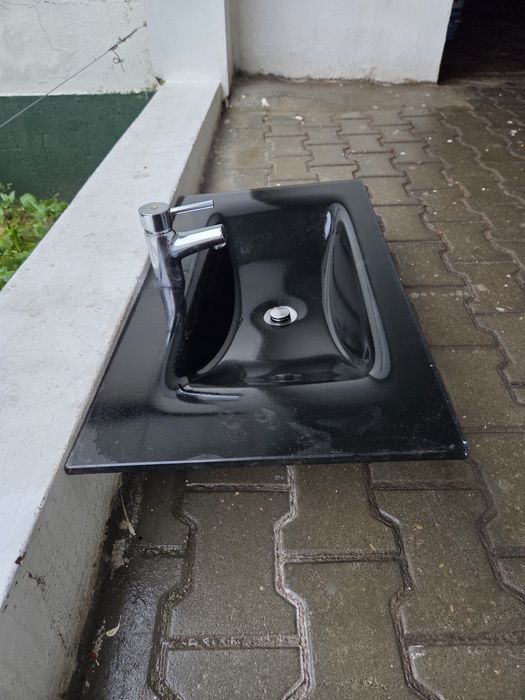 Vendo lavatório e vidro preto com torneira