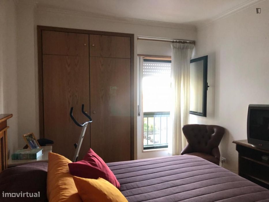 Quarto - localizado em Oeiras Lisbon