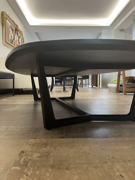 Mesa de Centro Moderna em Madeira Maciça – Estilo Contemporâneo