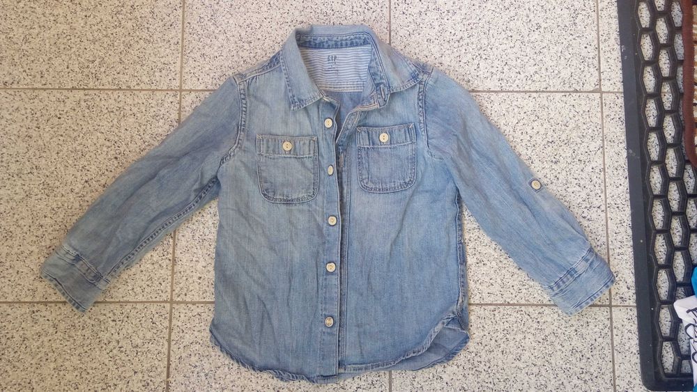 Várias peças de roupa menina