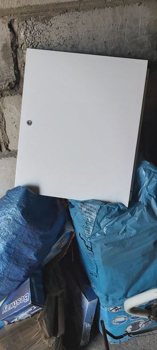 Drzwi rewizyjne nowe, z kluczami.