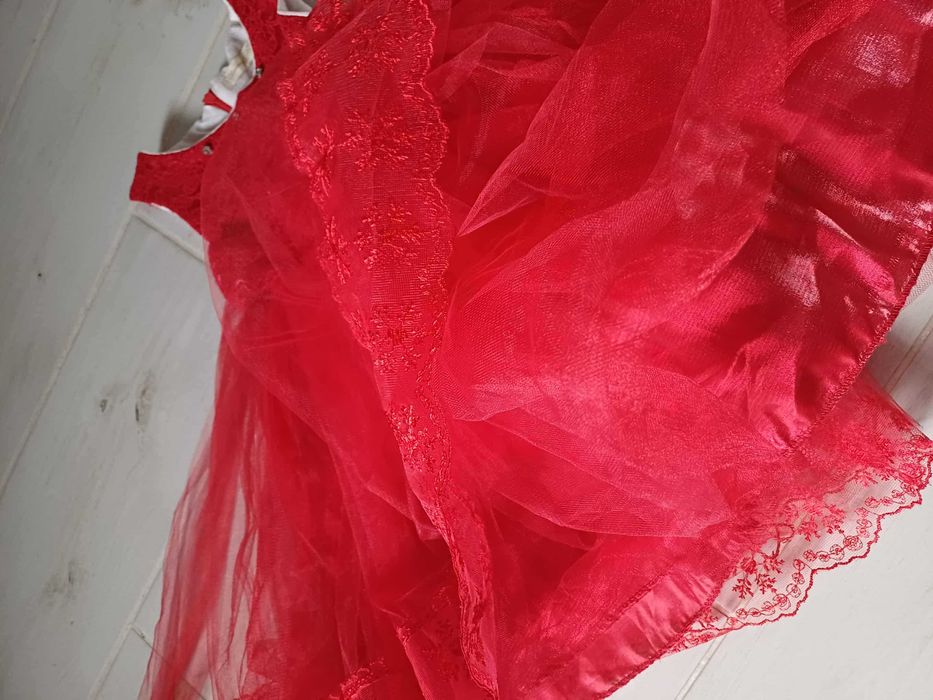 piękna czerwona sukienka tiulowa rozmiar 92-98