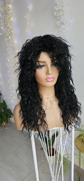 Lekka peruka Frida fale afroloki czarna włosy naturlany efekt