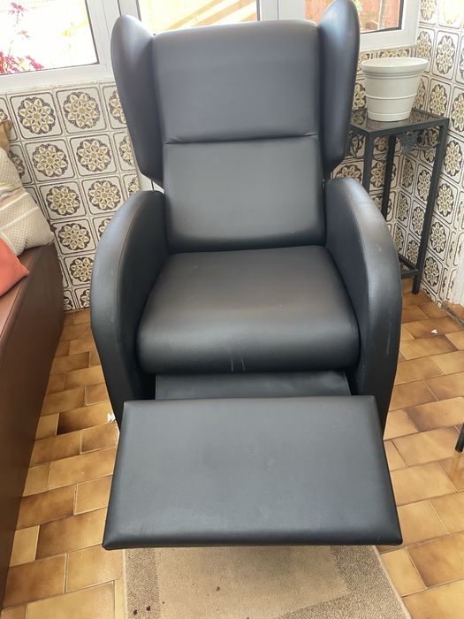 Cadeirão pele sintetica preto como novo