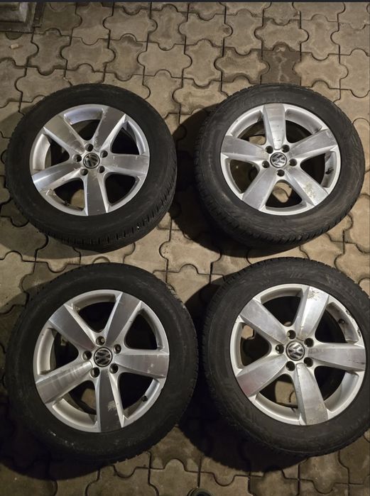 оригінальні литі диски Volkswagen (модельний номер часто 5N0601025AG або подібні) діаметром R17