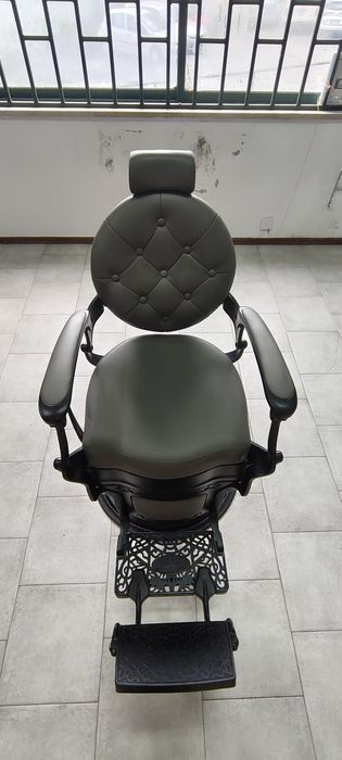 Cadeira de barbeiro  nova ,comprada e usada 3 meses ,sem danos  .