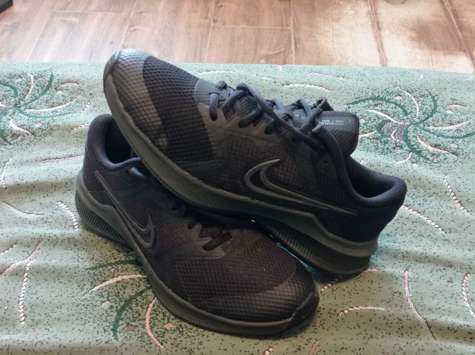 Кроссовки  Nike (оригинал) фирменные размер-36,5 стелька-23,5см