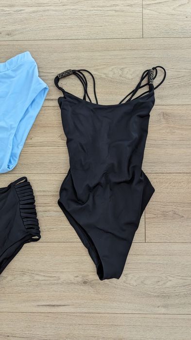 Купальники чорнийі суцільний