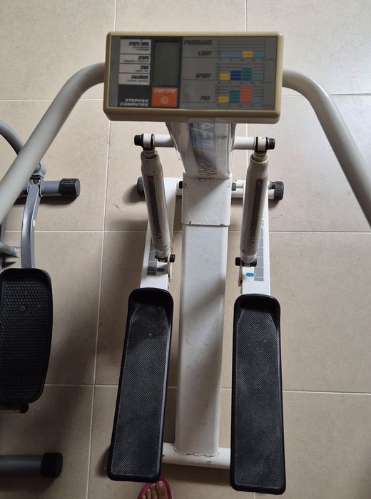 Máquina de exercícios- step Fernão Ferro • OLX.pt