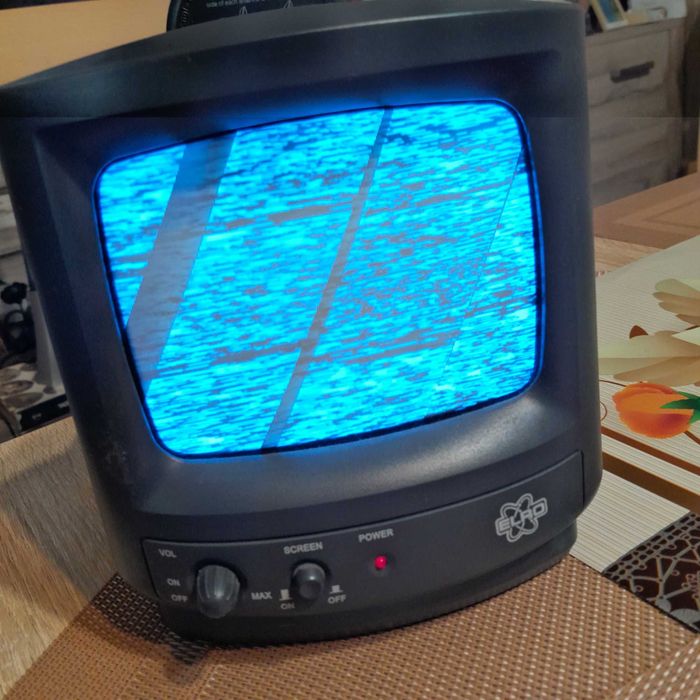 Mały telewizor turystyczny czarno biały sprawny