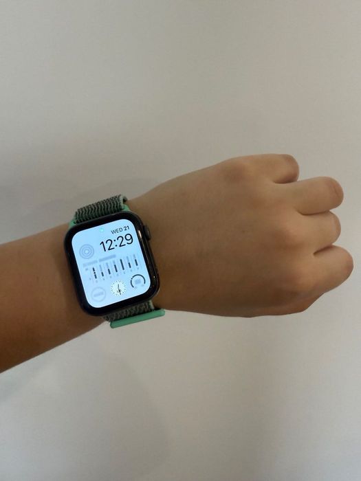 Dois relógios inteligentes Apple.