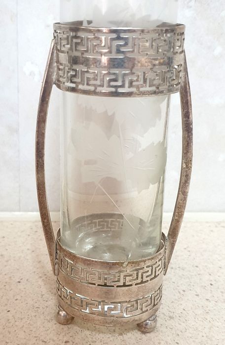 Linda jarra solitária em cristal gravado com suporte em casquinha