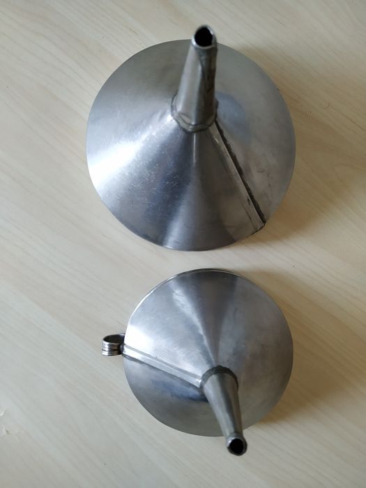 Antiguidade - Funis com marcas de contraste.