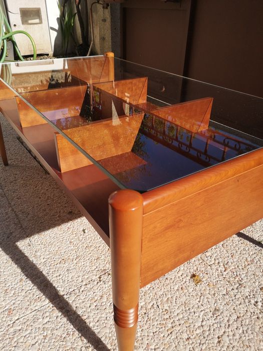 Coffee table in excellent condition64738671260419121