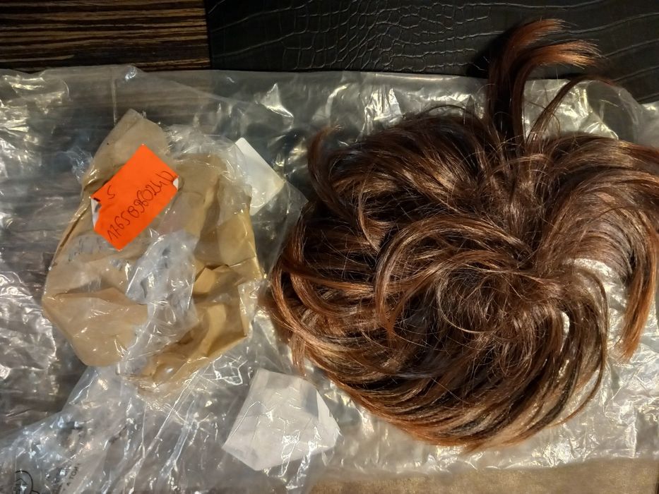 Sego dopinka roztrzepany kok brąz