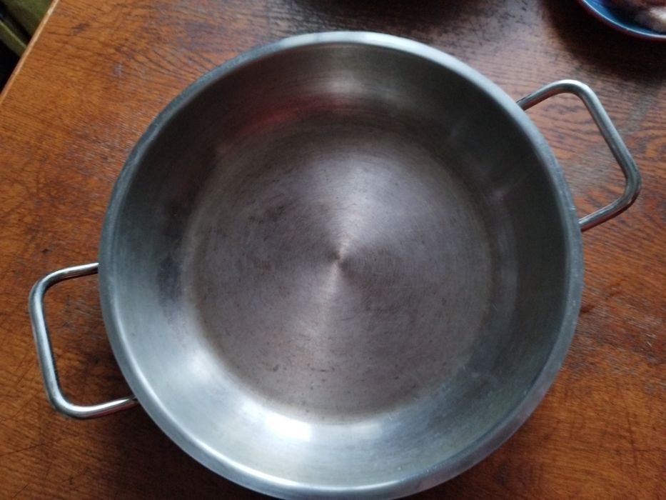 Сотейник-сковорода с нержавеющей стали.