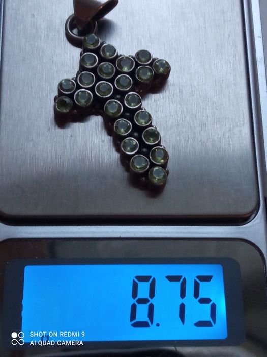 Krzyżyk srebrny z oliwinami 8,75 g