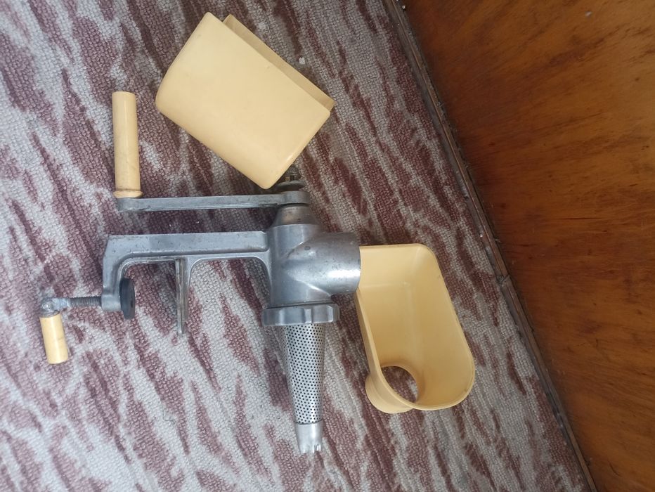 Продам ручную соковыжималку