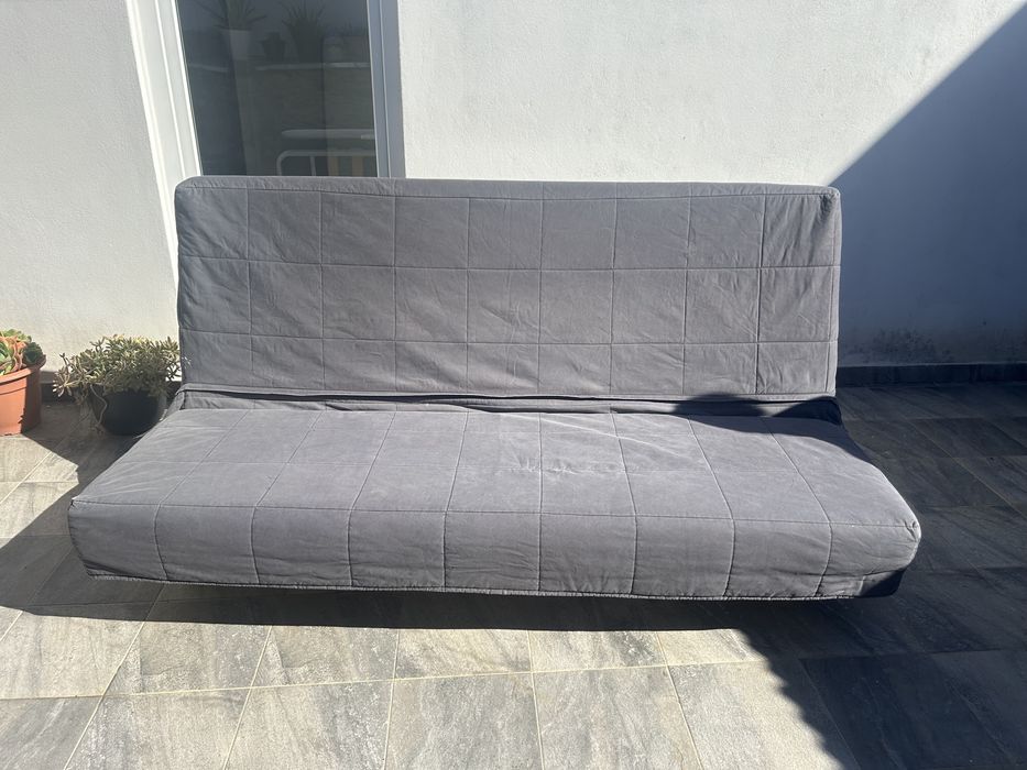 Sofa- cama com 2 capas - estrutura metalica- bom estado