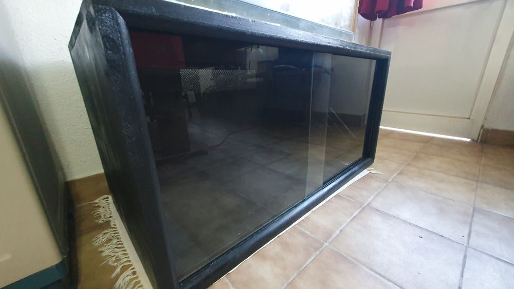 Vários terrarios para répteis para sair