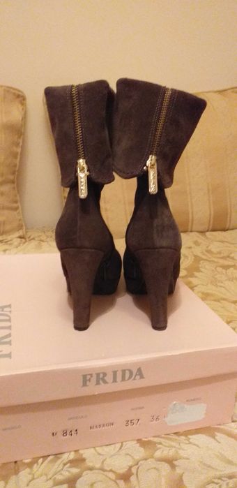 Botas castanhas de camurça
