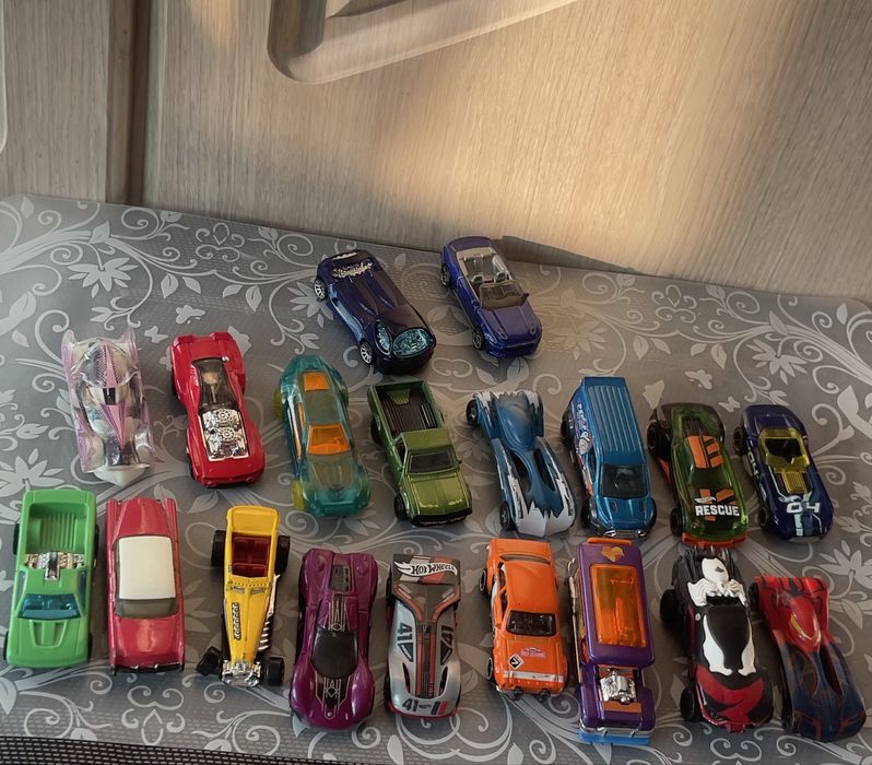 19 шт машинок hot wheels та інші