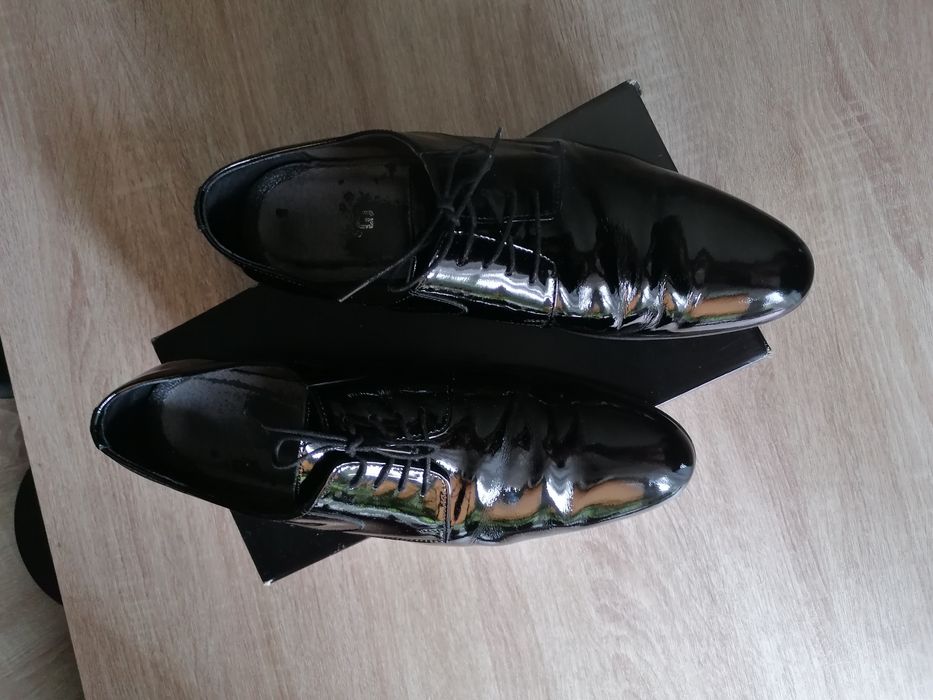 Czarne półbuty wizytowe lakierowane męskie