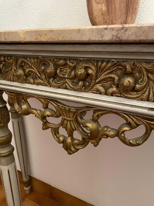 Mesa Aparador com Tampo em Mármore