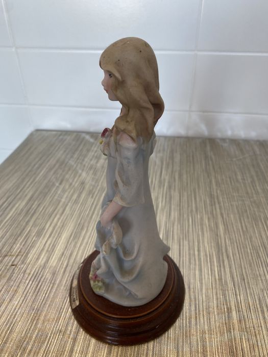 Bonita estátua de florista pintada à mão
