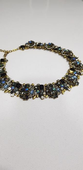 Colar dourado pedras