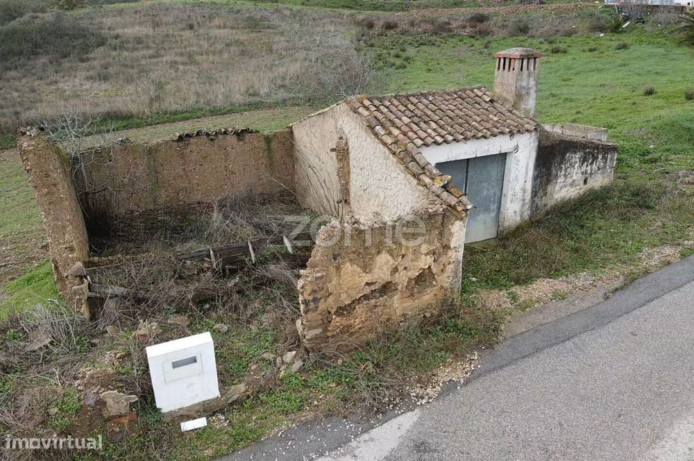 Moradia isolada com 73 m² para recuperar, inserida em lote de 6.640...