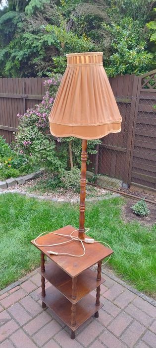 Lampa ze stolikiem