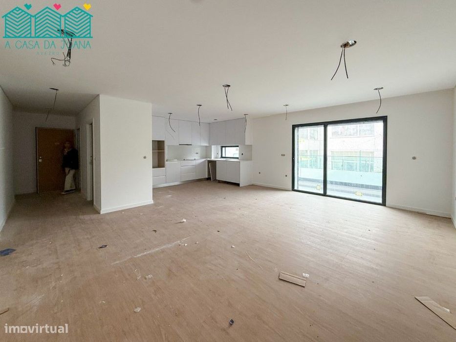 Apartamento T3 com Lugares de Garagem em Esgueira