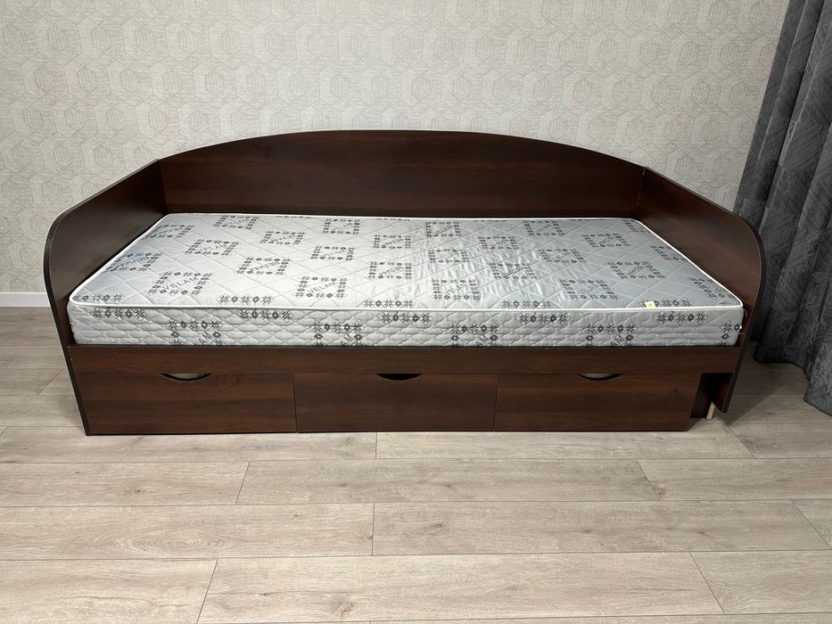 Продам кровать з матрасом