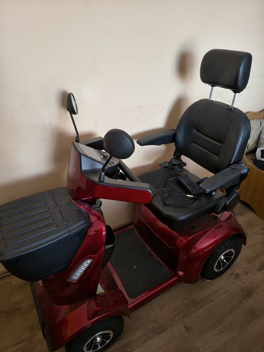 Nowy elektryczny wózek inwalidzki.