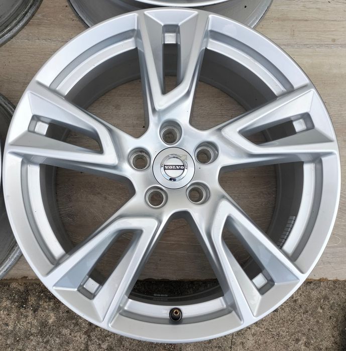 Felgi aluminiowe Volvo S60 S80 V70 V90 XC40 XC60 7,5x18 ET50 5x108